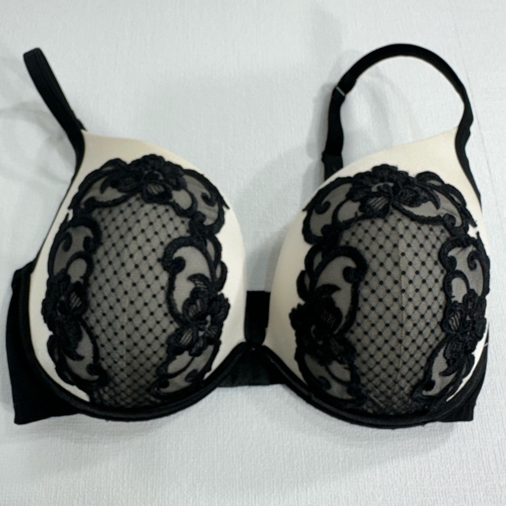 Cacique molded bra embroidered lace size 40DD